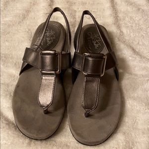 Lifestride gray sandals